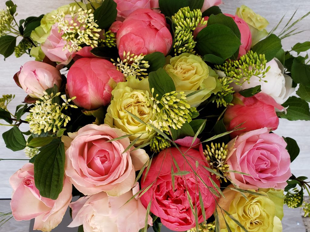 Bouquet romantique de composées de Roses et de Pivoines en camaïeu pastel accompagnées de graminées. 
(photo : taille Classique)... [https://www.mariedanede.fr/boutique/bouquets/bouquet-de-fleurs-de-roses-et-de-pivoines/]