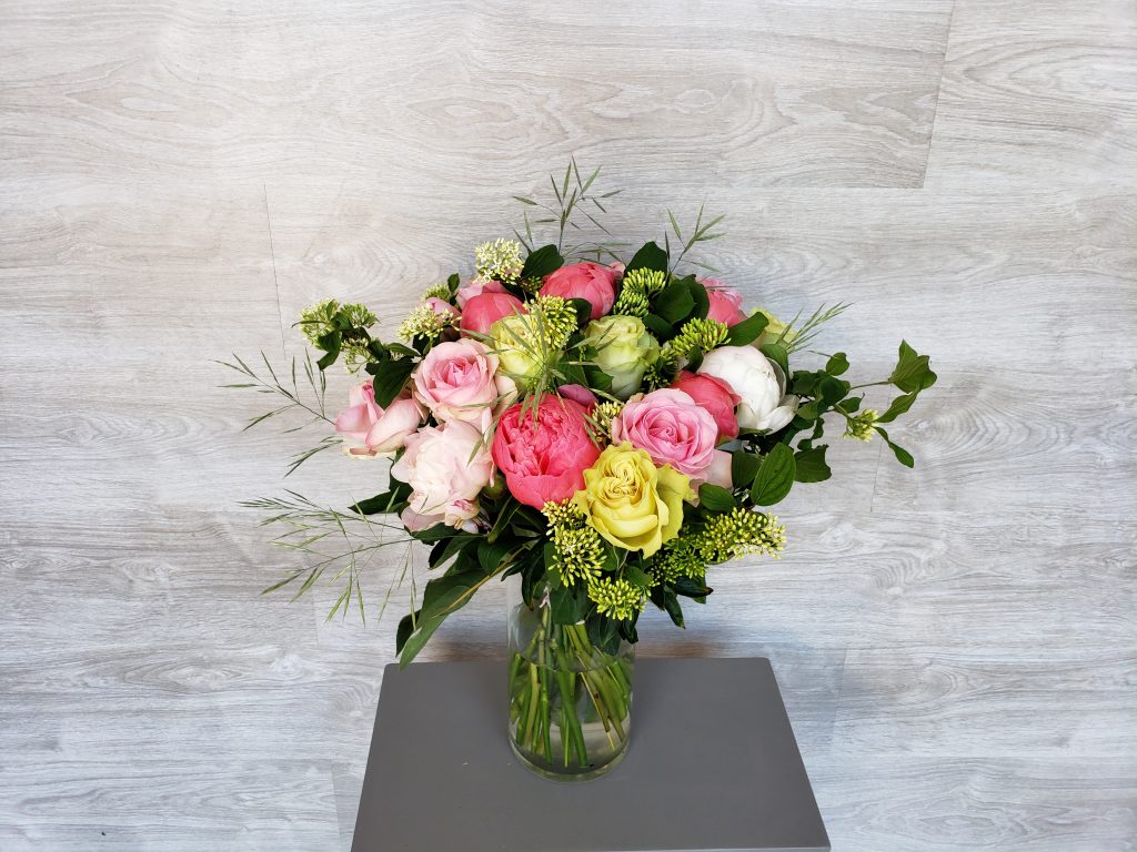 Bouquet romantique de composées de Roses et de Pivoines en camaïeu pastel accompagnées de graminées. 
(photo : taille Classique)... [https://www.mariedanede.fr/boutique/bouquets/bouquet-de-fleurs-de-roses-et-de-pivoines/]