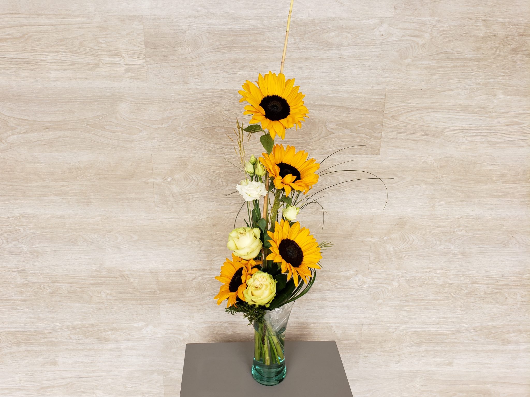 Offrez un rayon de soleil avec ce bouquet en hauteur estival, composé de tournesols, lisianthus et roses.
(photo : taille Classique)... [https://www.mariedanede.fr/boutique/bouquets/bouquet-de-fleurs-moderne-de-tournesols/]