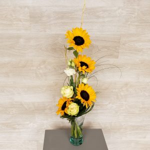 Bouquet de fleurs avec tournesol, lisianthus et rose