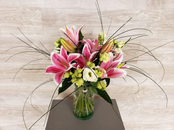 bouquet de fleurs de lys et lisianthus