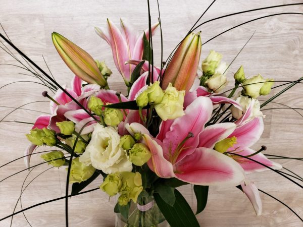 bouquet de fleurs de lys et lisianthus