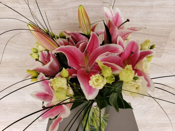 bouquet de fleurs de lys et lisianthus