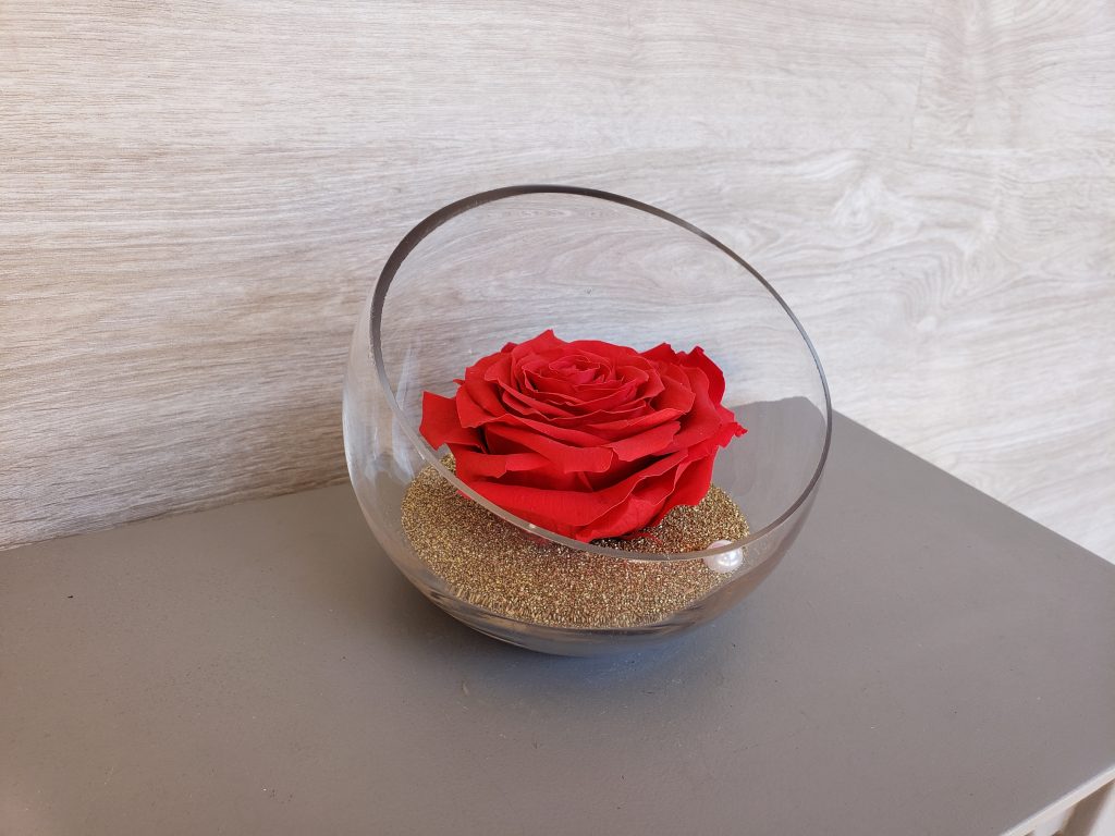 Grande rose éternelle et sa verrerie - Marie Danède Artisan fleuriste