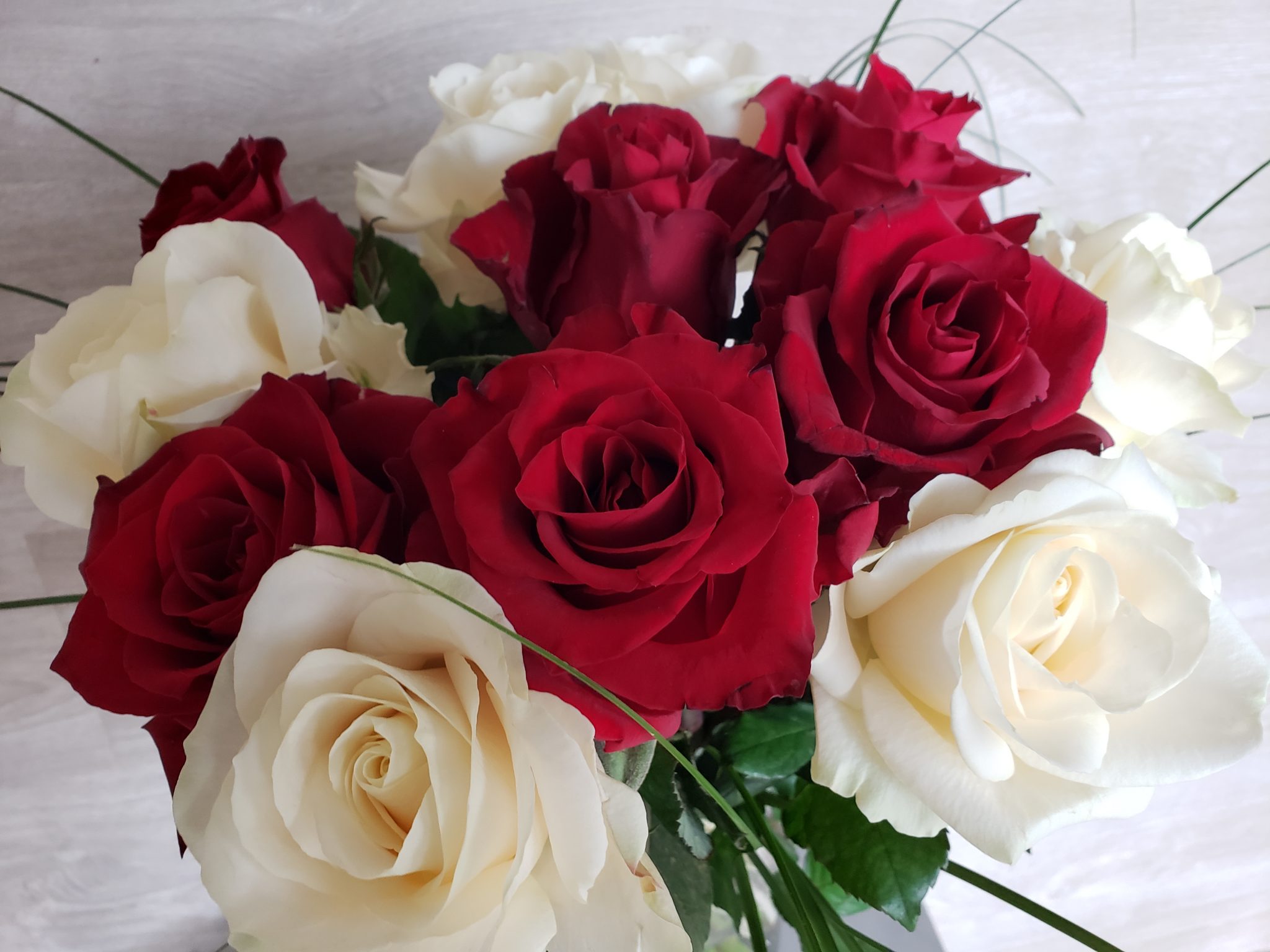 Bouquet de roses blanches et rouges - Marie Danède Artisan fleuriste