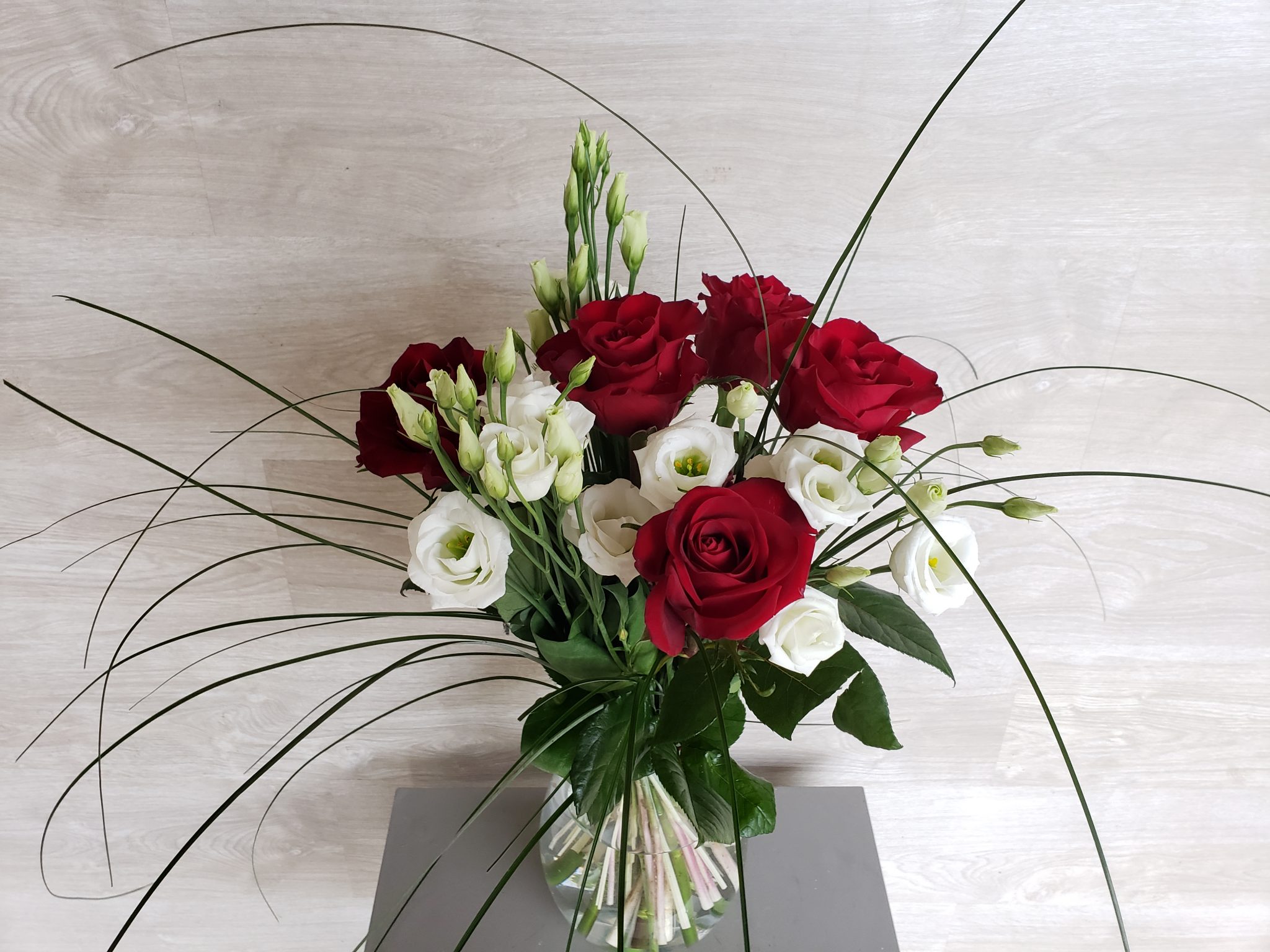 Bouquet de roses rouges et lisianthus blancs - Marie Danède Artisan  fleuriste