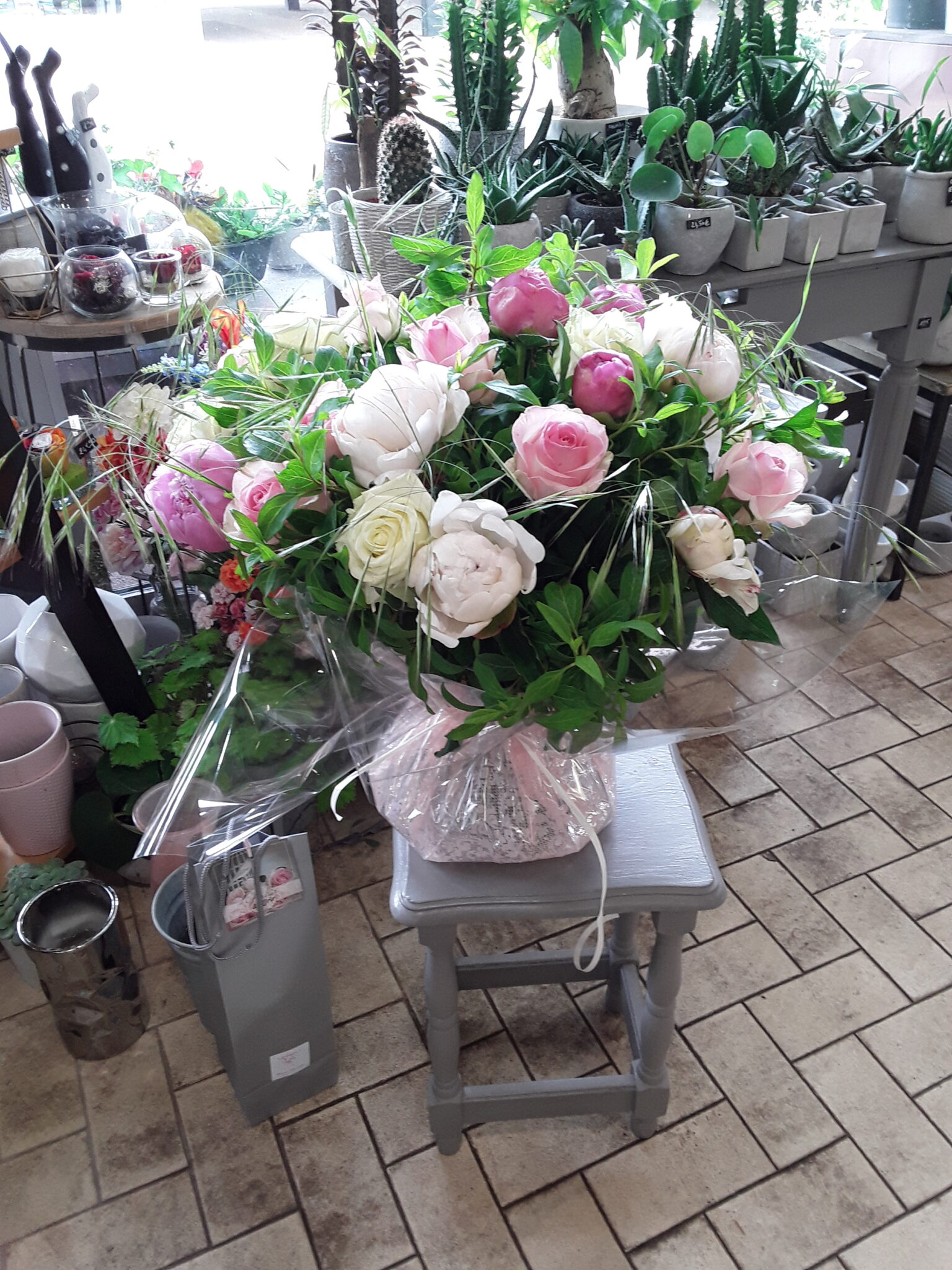 Bouquet de Roses et de Pivoines... [https://www.mariedanede.fr/boutique/bouquets/bouquet-de-fleurs-de-roses-et-de-pivoines/]